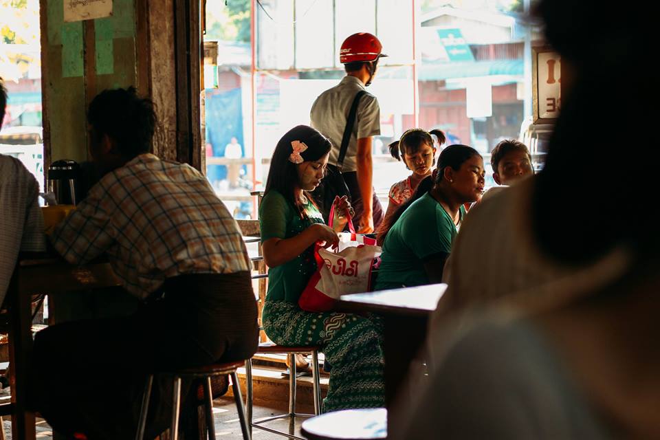 Nét đẹp con người ở Bagan Myanmar 6 con người ở bagan - thiếu nữ ở quán ăn