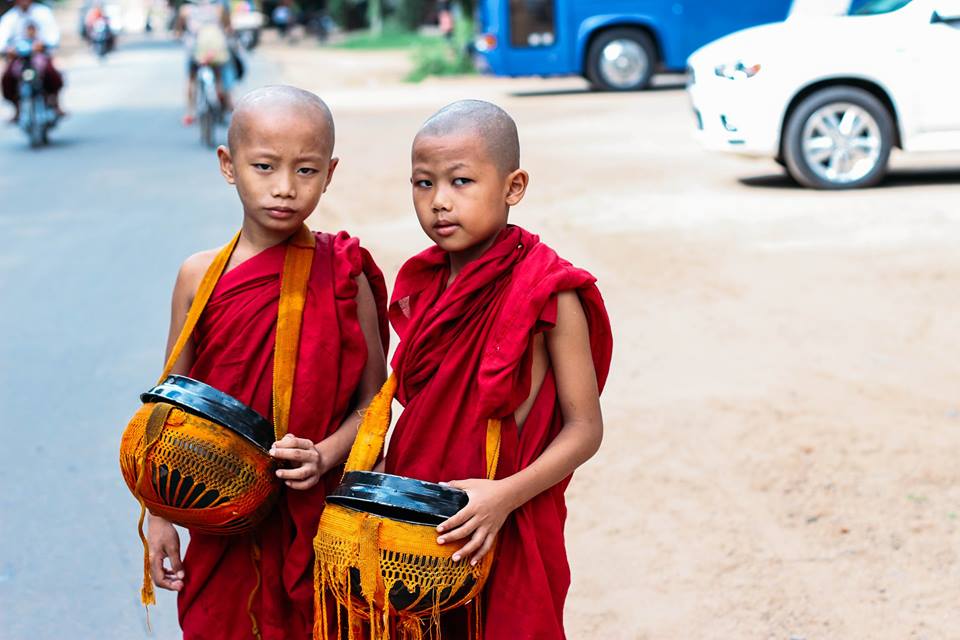 Nét đẹp con người ở Bagan Myanmar 7 con người ở bagan - những chú tiểu đi khất thực