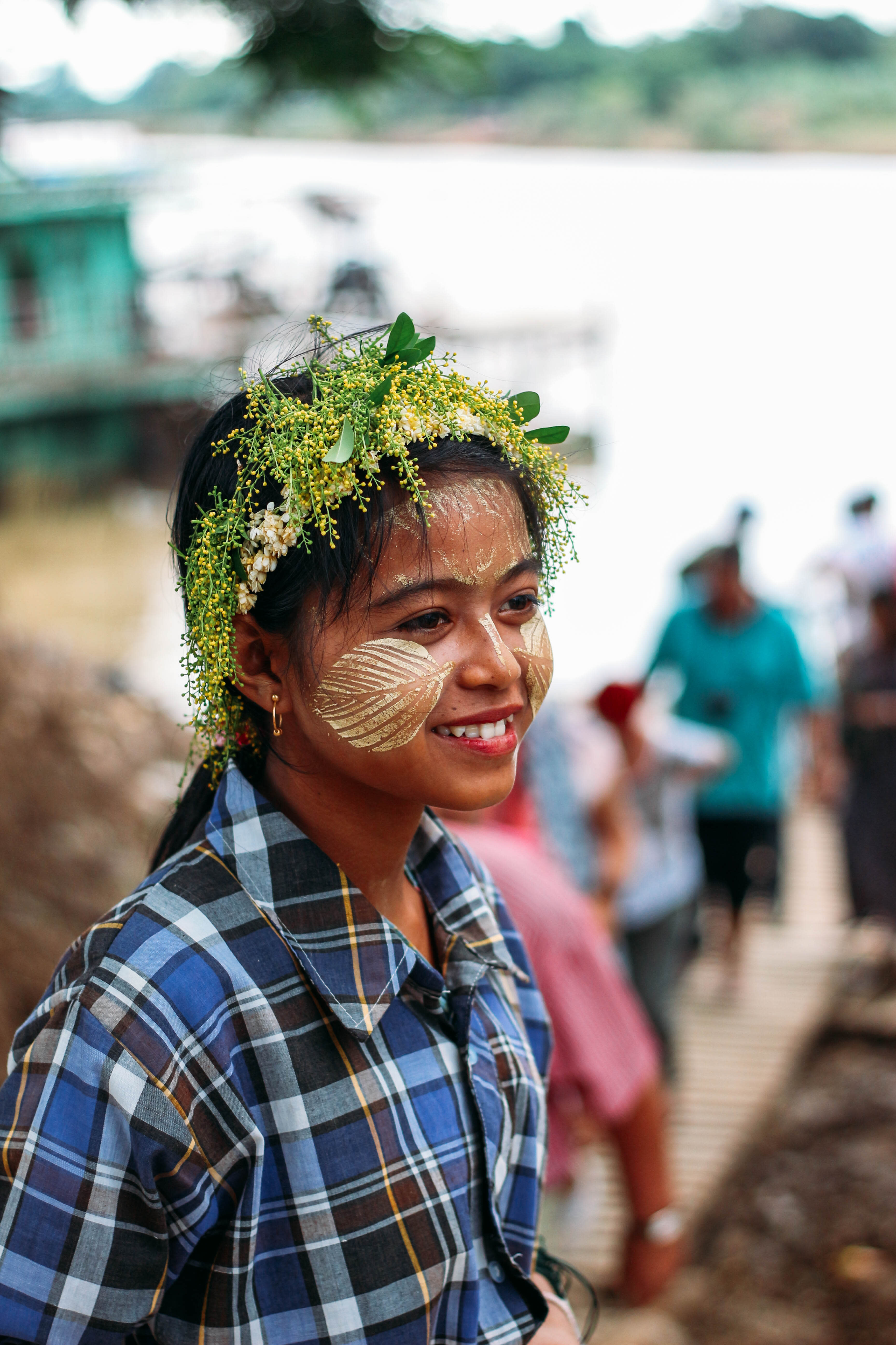 con người ở mandalay và inle: bé gái bán hàng ở inwa