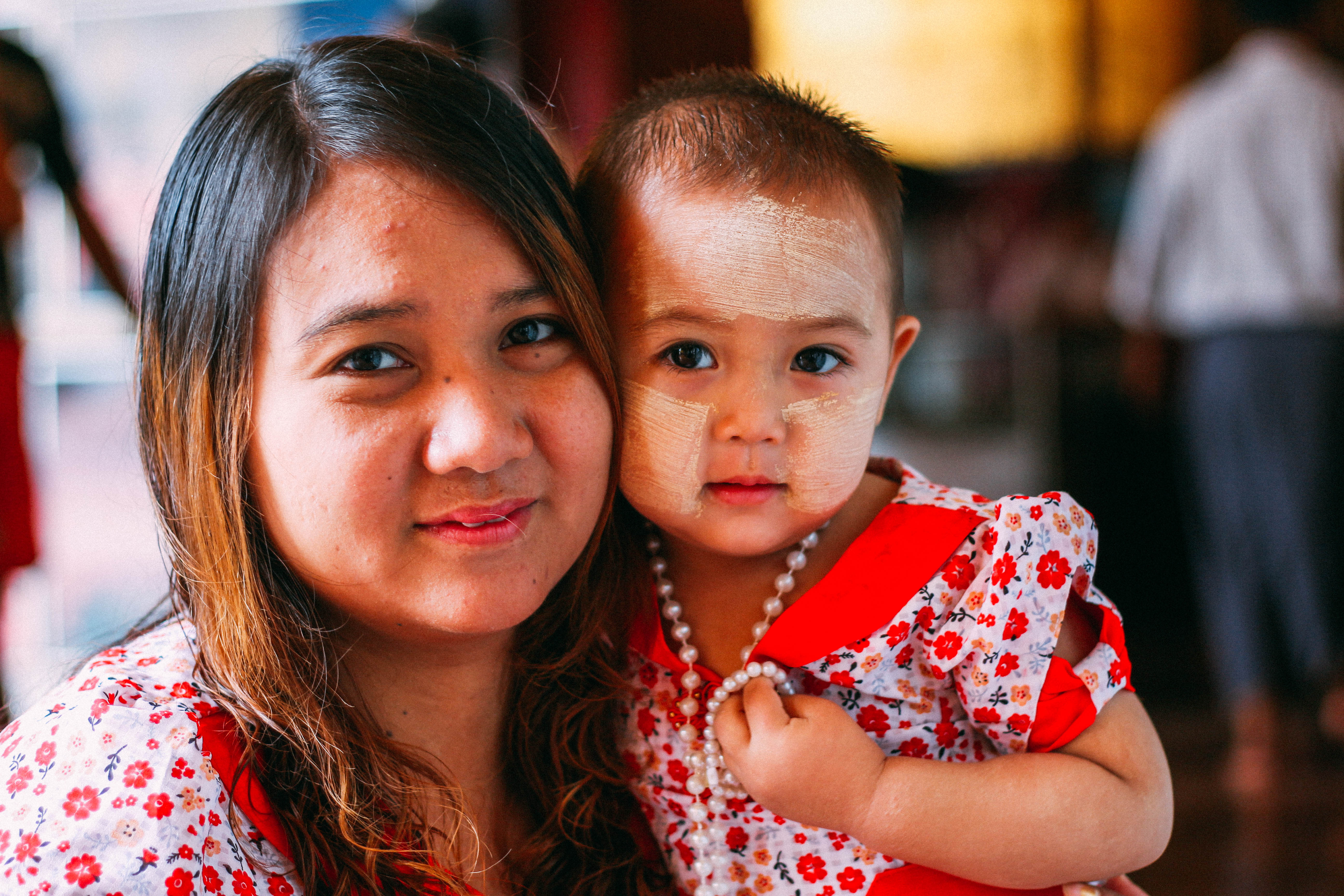 con người ở mandalay và inle: hai mẹ con ở chùa mahamuhi