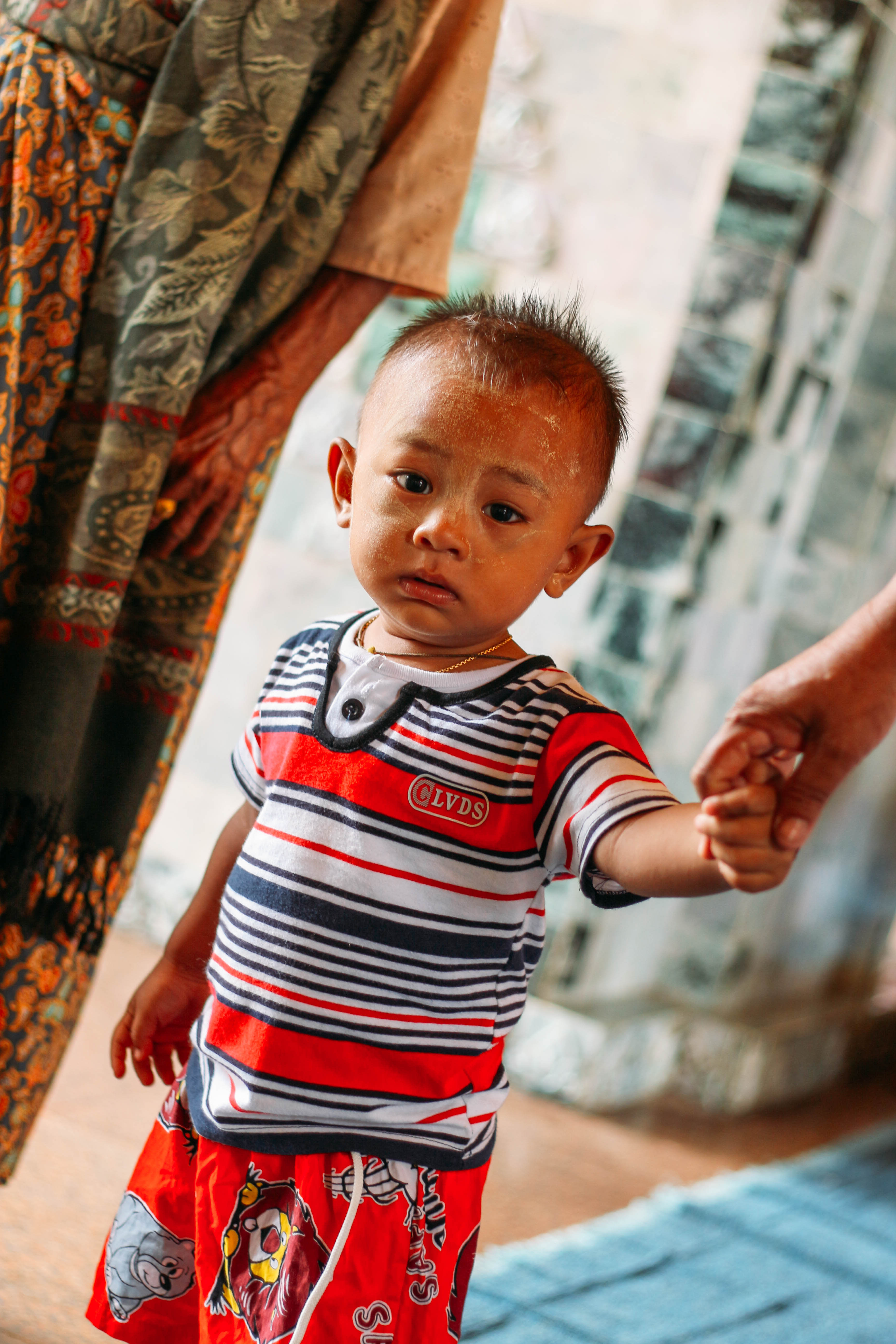 con người ở mandalay và inle: bé trai ở chùa mahamuhi