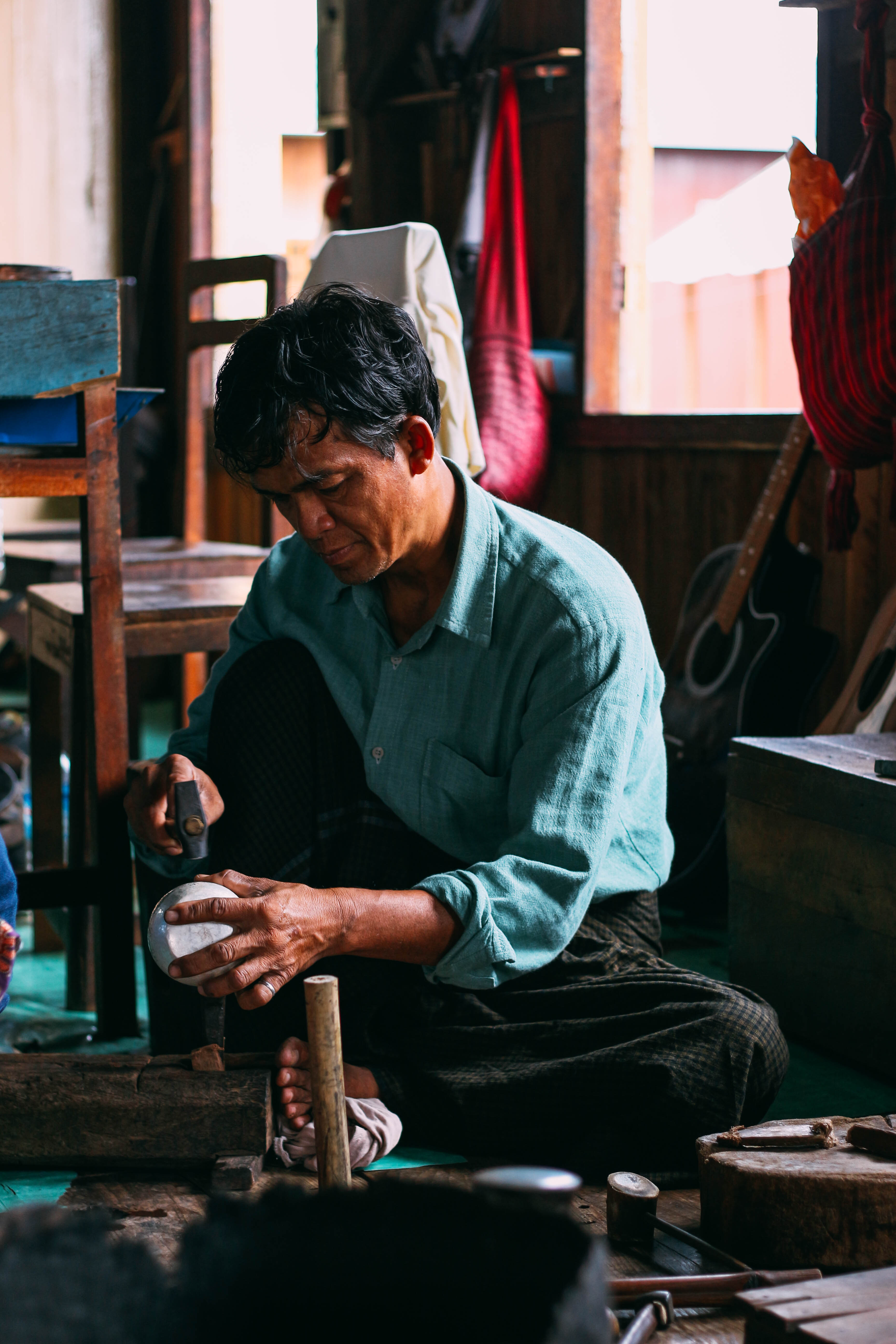 con người ở mandalay và inle: bác thợ ở làng nghề thủ công
