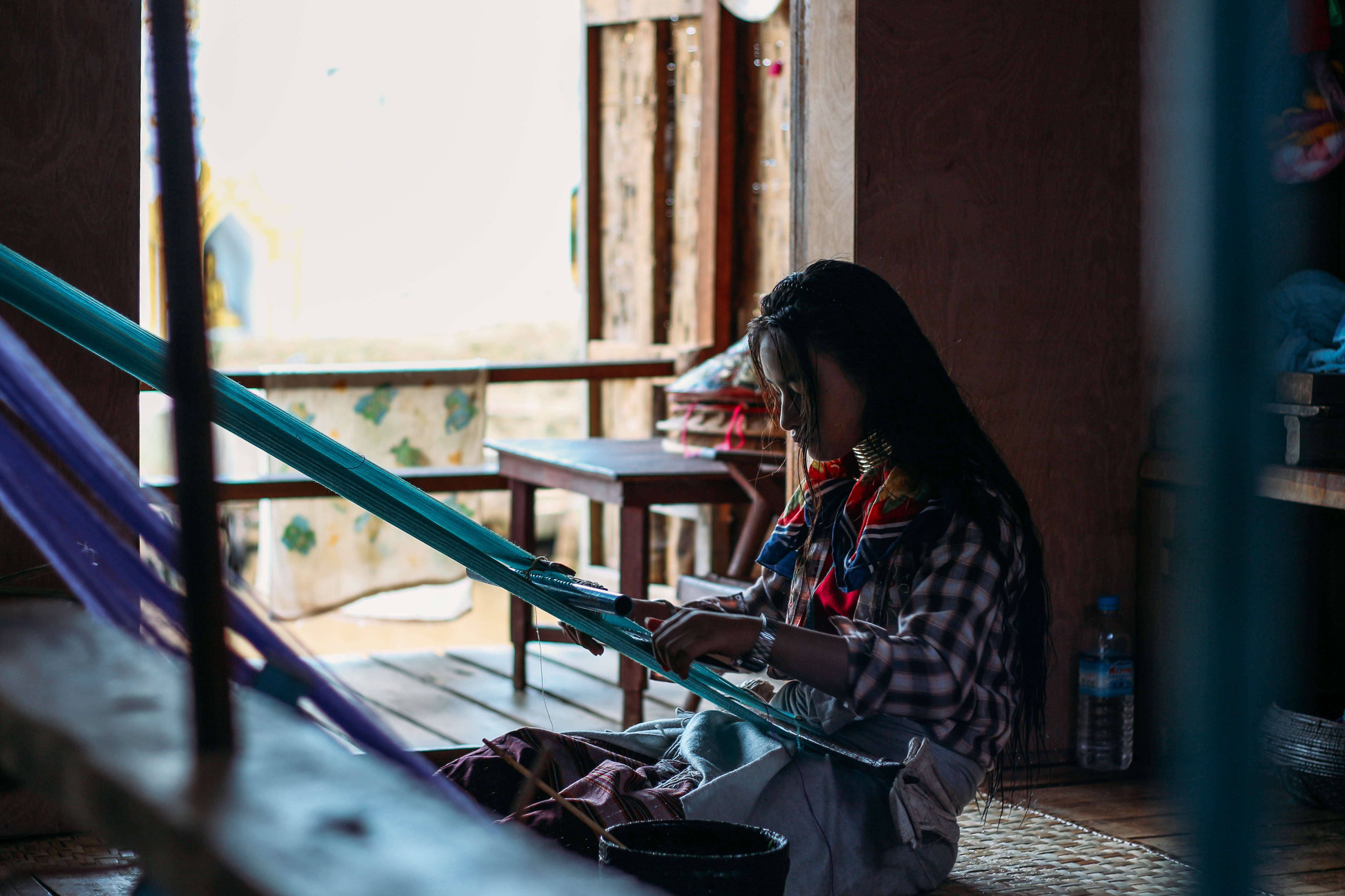 con người ở mandalay và inle: bé gái người padaung đang dệt khăn