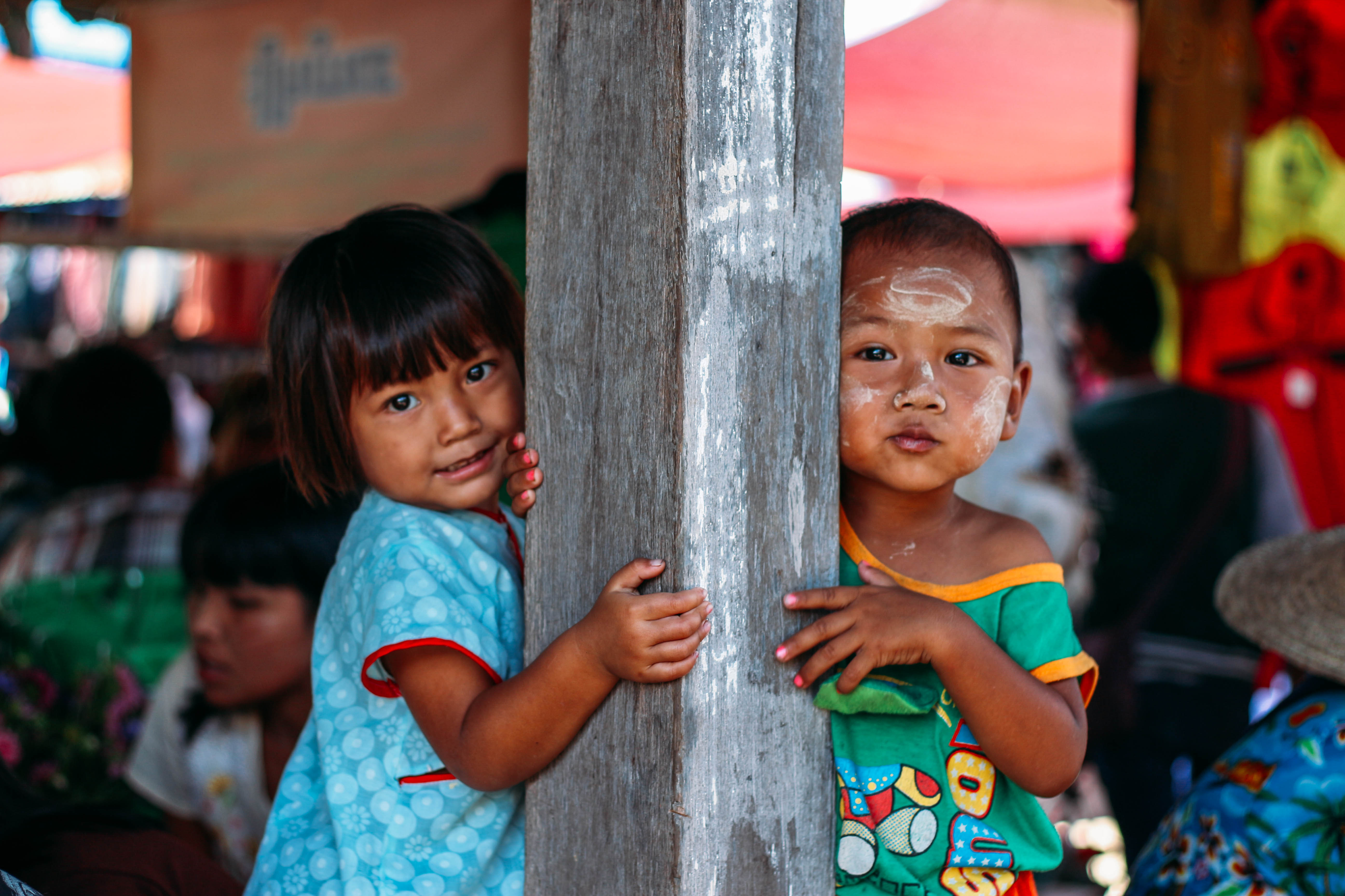 con người ở mandalay và inle: trẻ em tại chợ sáng làng ywama