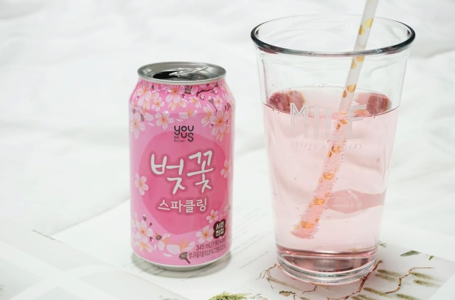 soda vị hoa anh đào là một trong những sản phẩm hoa anh đào ở hàn quốc phải thử