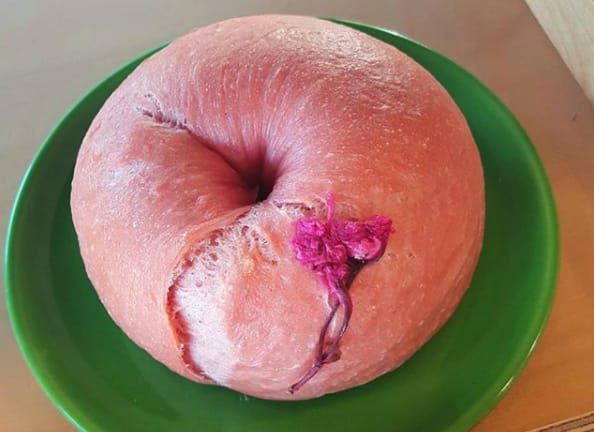 bánh mì vị anh đào là một trong những sản phẩm hoa anh đào ở hàn quốc phải thử