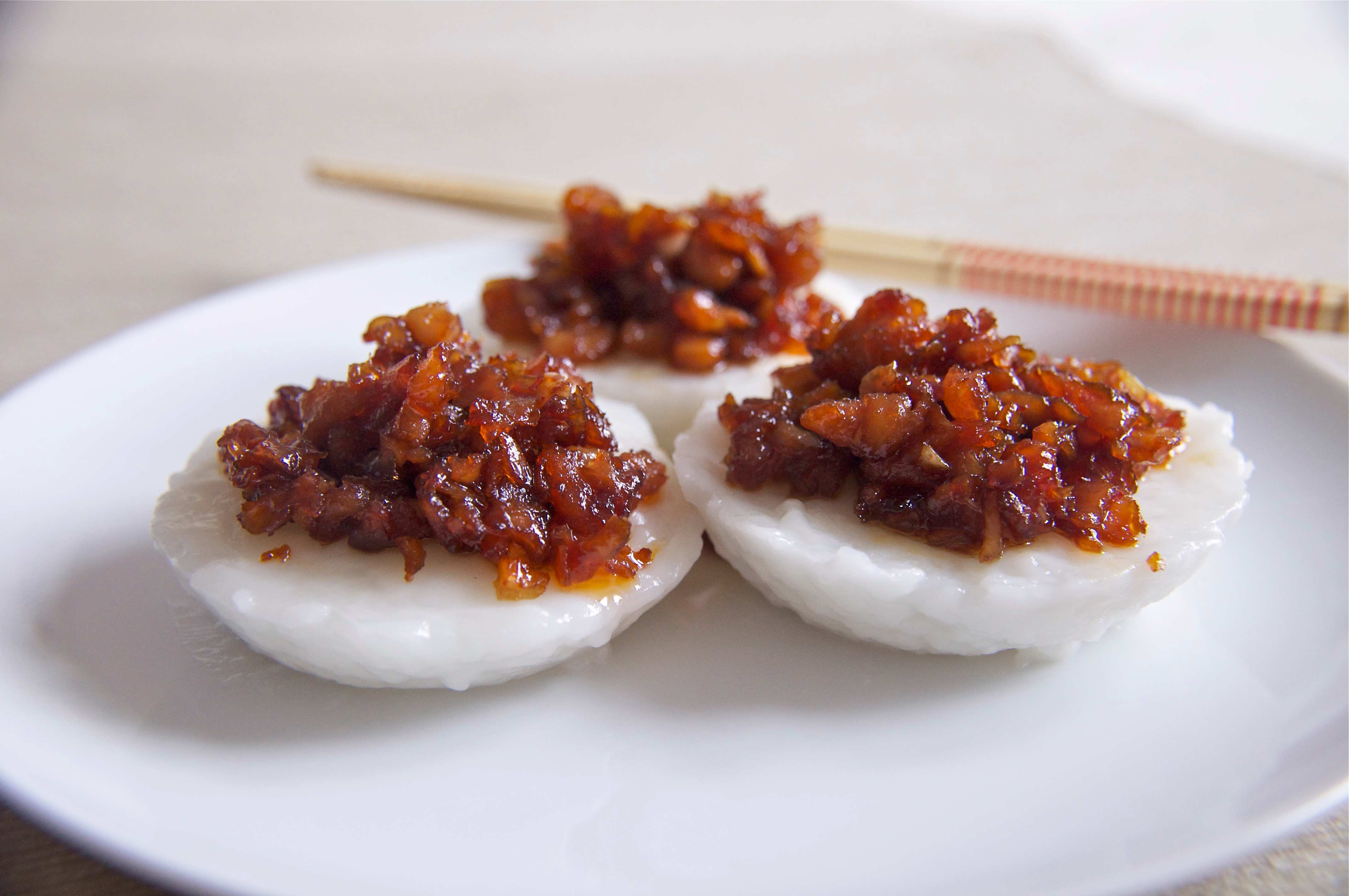 Khám phá những món ăn vặt ngon khó cưỡng tại Singapore 12 Chwee Kueh là món ăn vặt singapore rất đậm đà