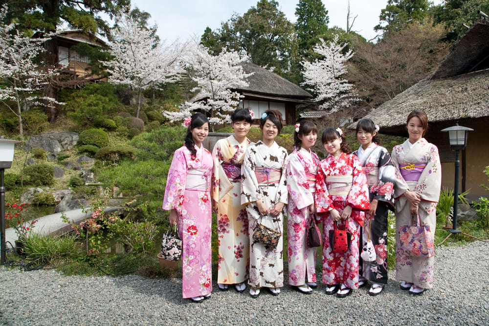 Bí kíp để có mùa Hanami (ngắm hoa anh đào) độc đáo 7 mặc kimono khi đi lễ hội hoa anh đào nhật bản
