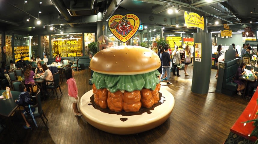 thưởng thức burger tại lucky pierto trong lịch trình du lịch sapporo bằng JR Pass
