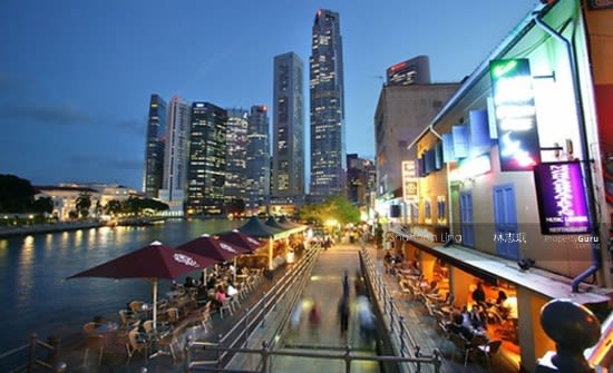 thưởng thức bữa tối tại boat quay trong lịch trình du lịch singapore - malaysia cho gia đình