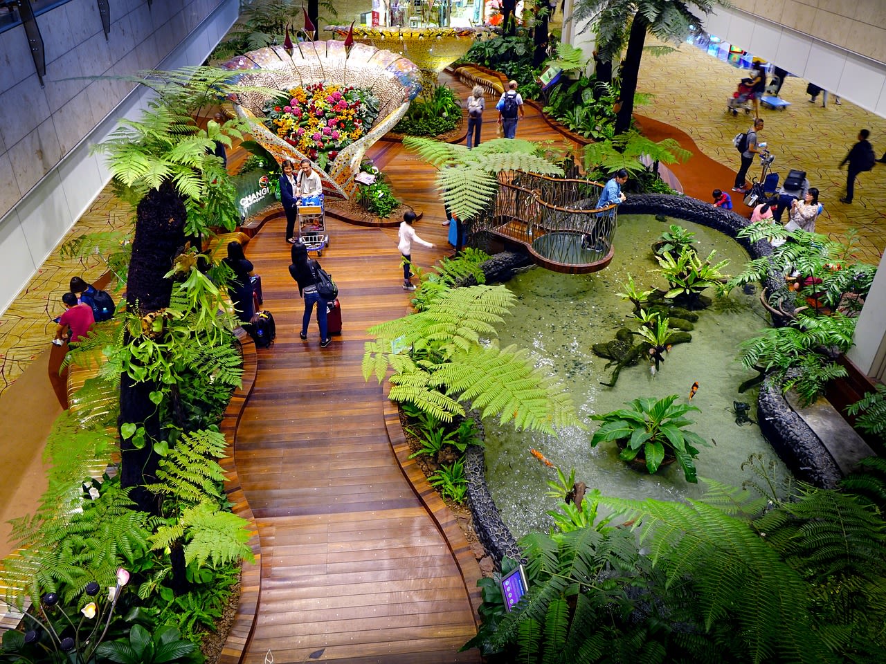 ngắm vườn bách thảo tại sân bay changi trong lịch trình du lịch singapore - malaysia cho gia đình