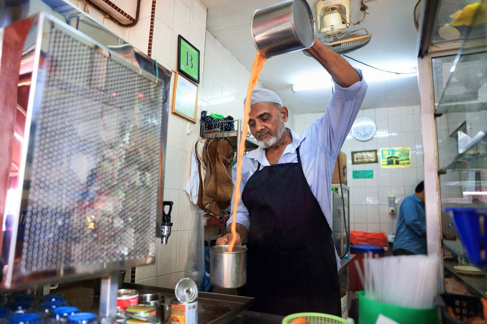 Khám phá những món ăn vặt ngon khó cưỡng tại Singapore 20 xem người pha teh tarik, một là món ăn vặt singapore