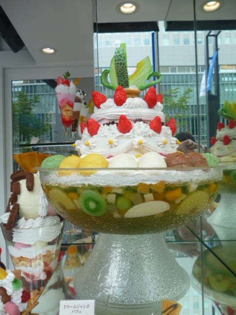 Ăn ngập mặt ly kem lớn nhất Nhật Bản tại Yukijirushi ở Hokkaido 2 kem ly nhật bản dream jumbo parfait có kích thước khổng lồ