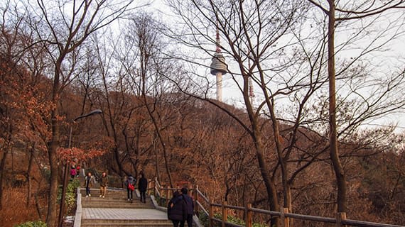 Bí kíp phá đảo công viên Namsan, khám phá tháp N Seoul 17 đi bộ đến tháp N Seoul