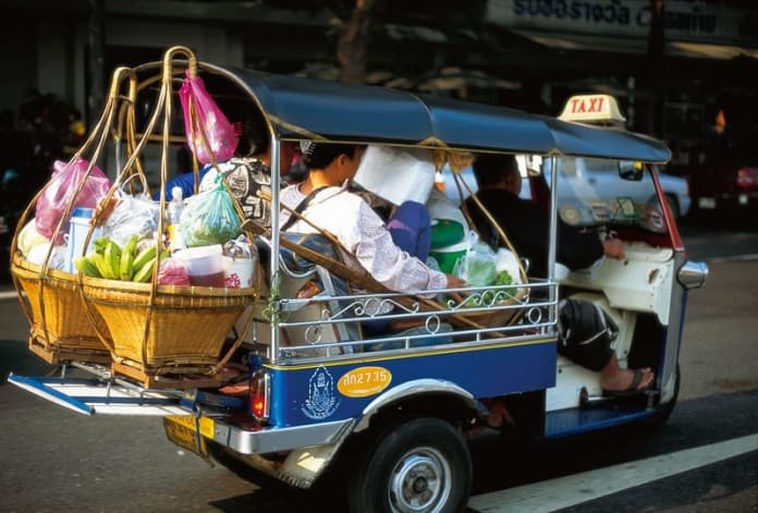 Bí quyết sử dụng phương tiện công cộng ở Thái Lan 5 tuk tuk là một loại phương tiện công cộng ở thái lan