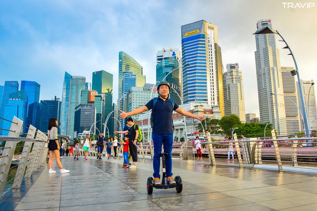 Lịch trình du lịch Singapore 4 ngày 3 đêm dịp 30.4 cho nhóm bạn thân từ travel blogger Travip 10 đi dạo bằng segway trong lịch trình đi singapore dịp 30/4 cho nhóm bạn thân