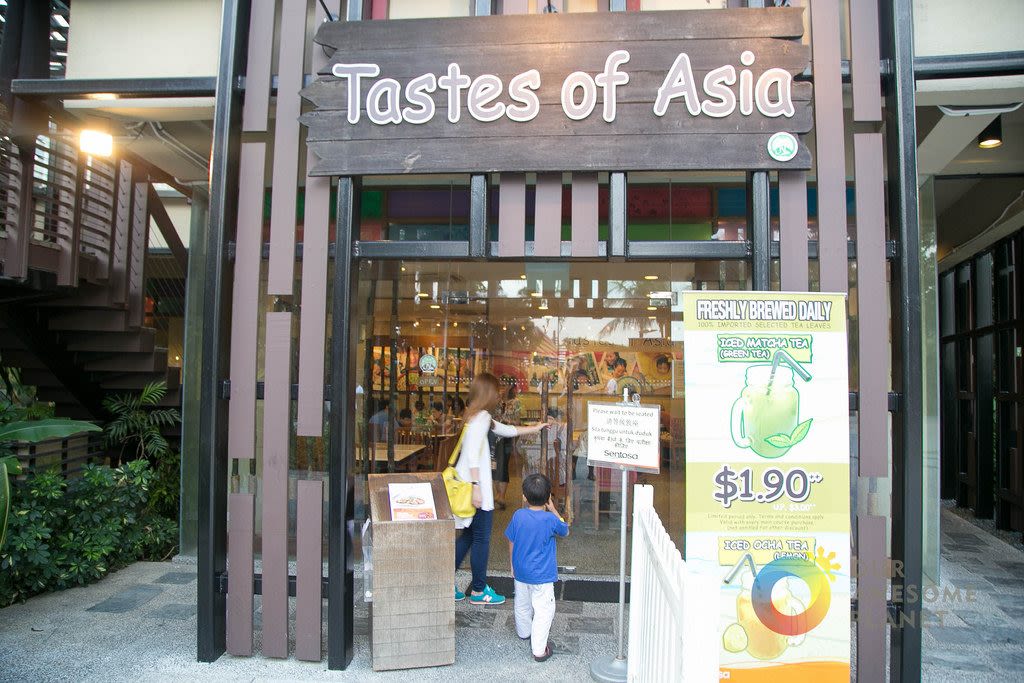 ăn tối tại khu taste of asia trong lịch trình đi singapore dịp 30/4 cho gia đình