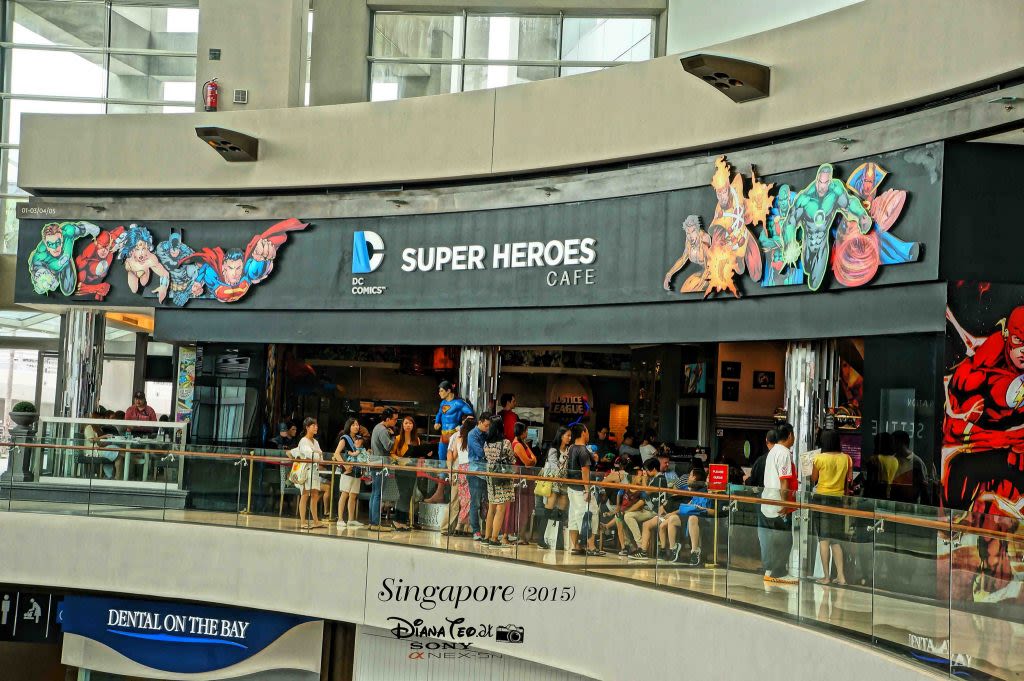 ăn tối tại DC comics superheroes cafe trong lịch trình đi singapore dịp 30/4 cho gia đình