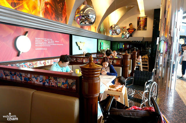 bên trong DC comics superheroes cafe trong lịch trình đi singapore dịp 30/4 cho gia đình