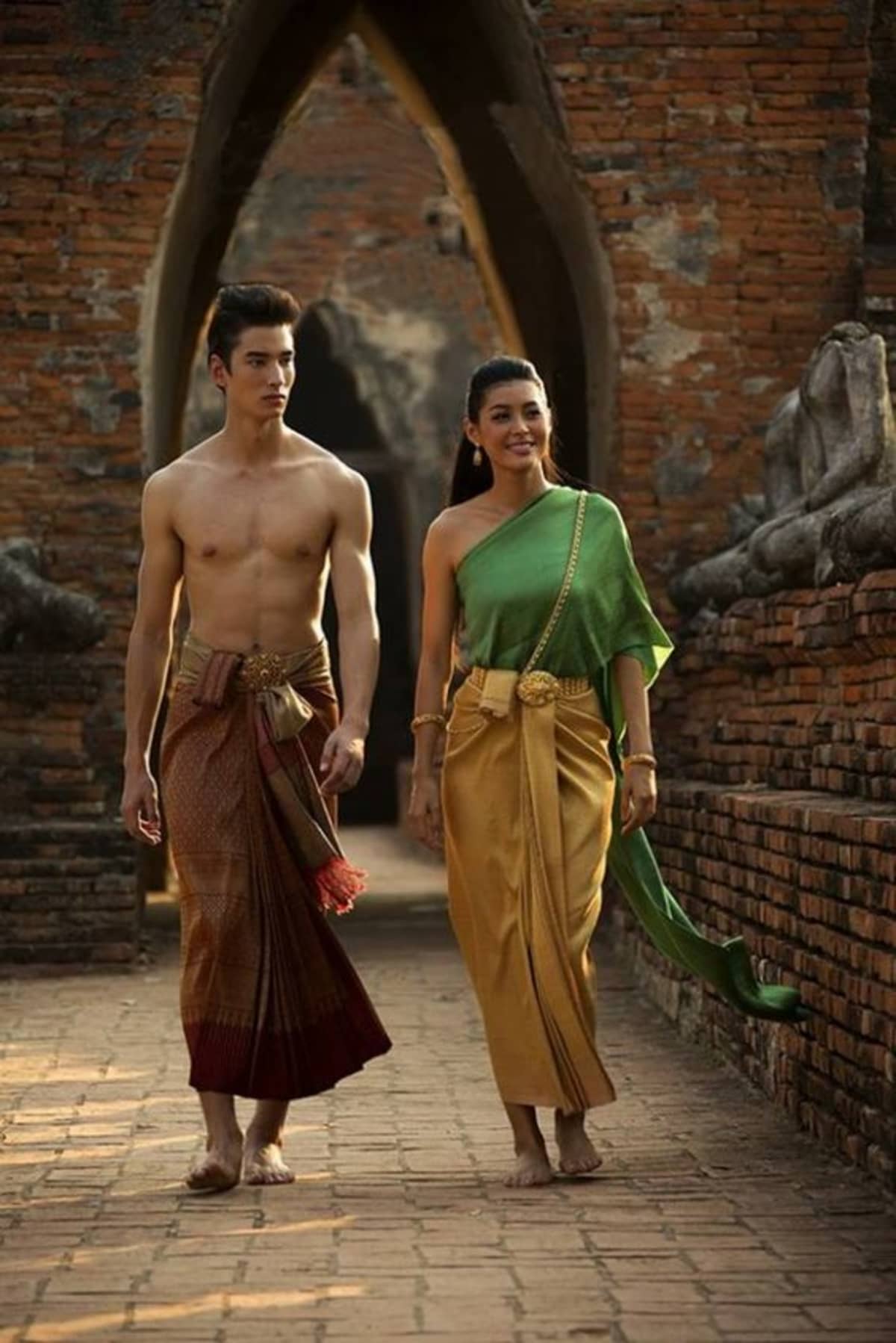 Tại sao nên mặc trang phục truyền thống Thái Lan vào mùa lễ Songkran? 2 mặc trang phục truyền thống thái lan như phim love destiny