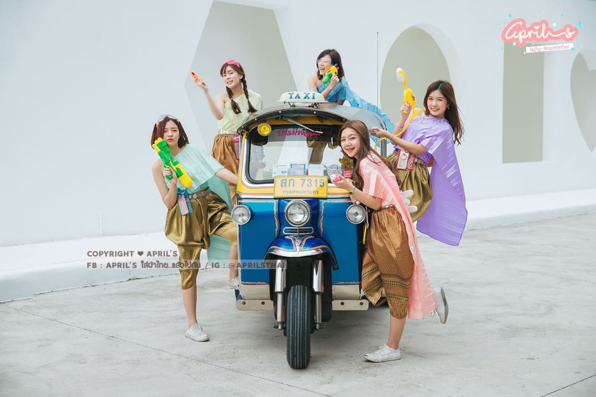Tại sao nên mặc trang phục truyền thống Thái Lan vào mùa lễ Songkran? 6 mặc trang phục truyền thống thái lan mua từ april's thai clothing