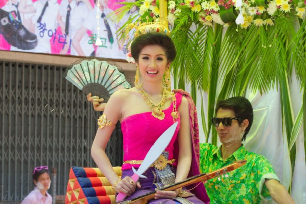 Tại sao nên mặc trang phục truyền thống Thái Lan vào mùa lễ Songkran? 5 mặc trang phục truyền thống thái lan để thi sắc đẹp