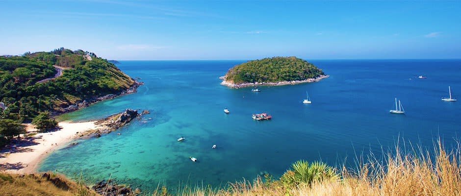 Nai Harn Beach là một trong 10 bãi biển đông nam á đáng đến