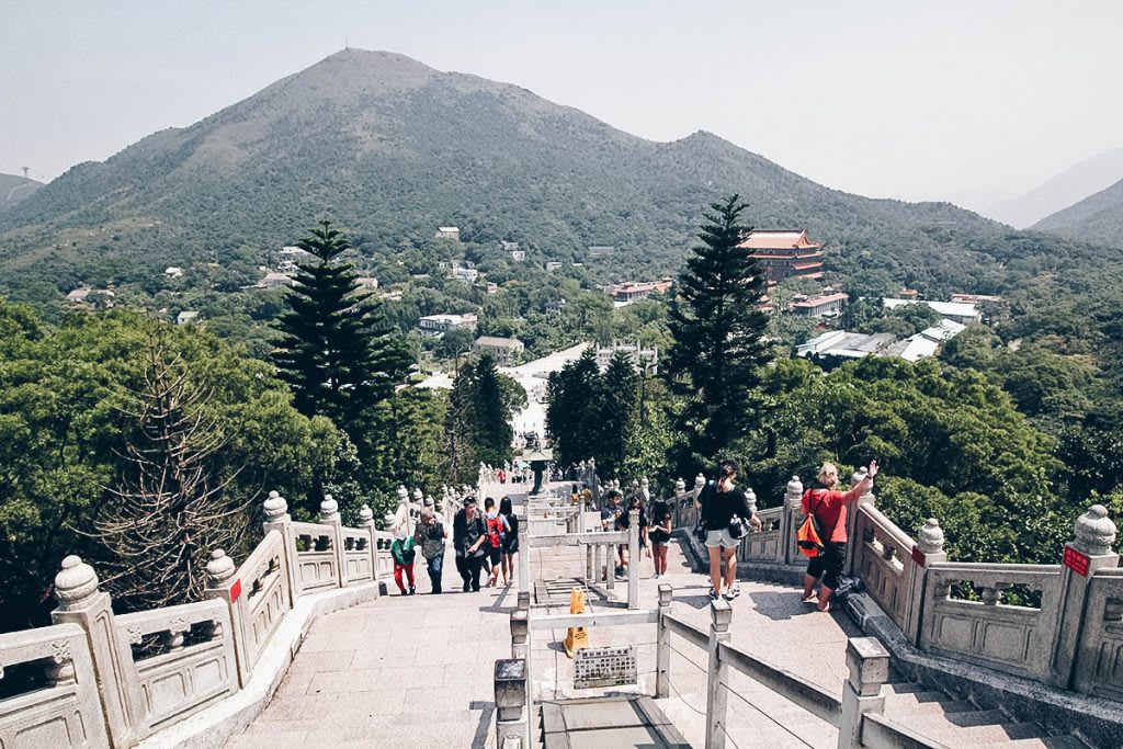 Du lịch tự túc Hồng Kông: trọn ngày khám phá cáp treo Ngong Ping 360 và đảo Lantau 16 cầu thang lên đại tượng phật trong lịch trình khám phá ngong ping 360