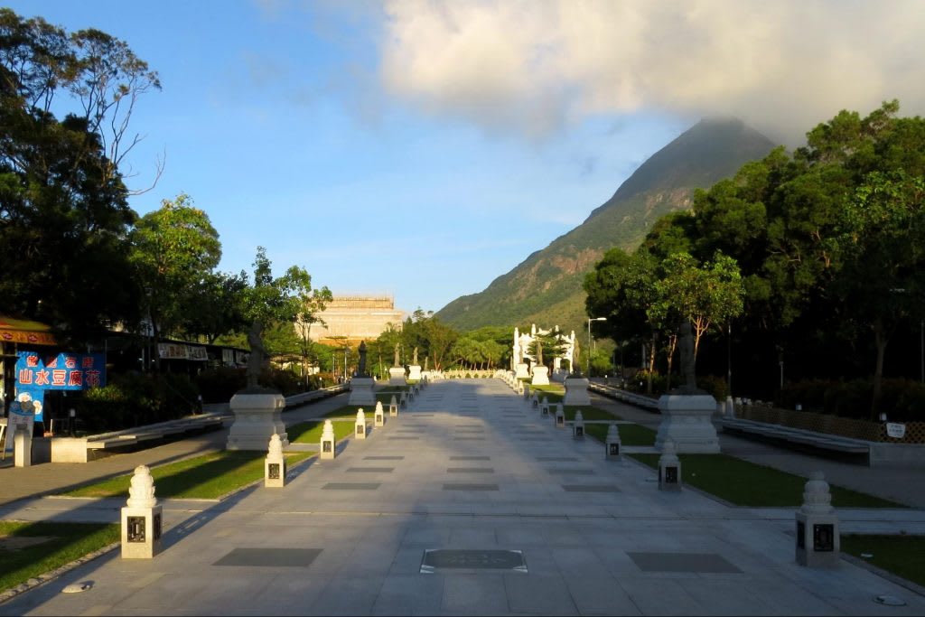 Du lịch tự túc Hồng Kông: trọn ngày khám phá cáp treo Ngong Ping 360 và đảo Lantau 26 dạo quanh quảng trường ngong ping trong chuyến đi khám phá ngong ping 360