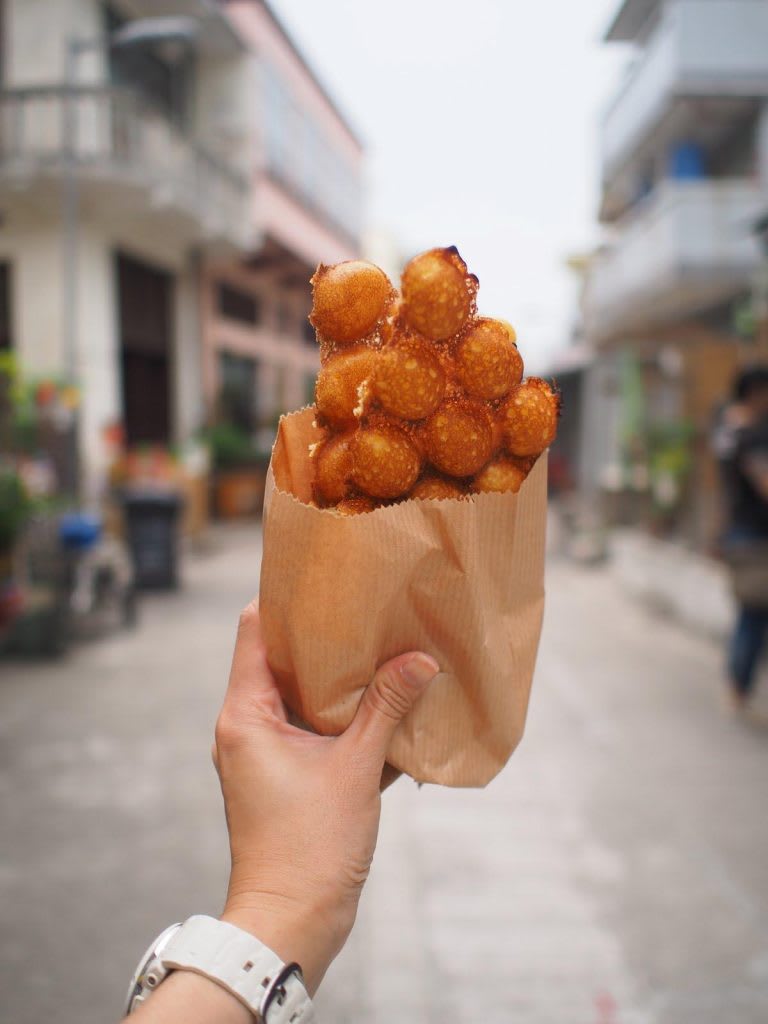 Du lịch tự túc Hồng Kông: trọn ngày khám phá cáp treo Ngong Ping 360 và đảo Lantau 32 sống ảo với món ăn đường phố ở tai o trong lịch trình khám phá ngong ping 360