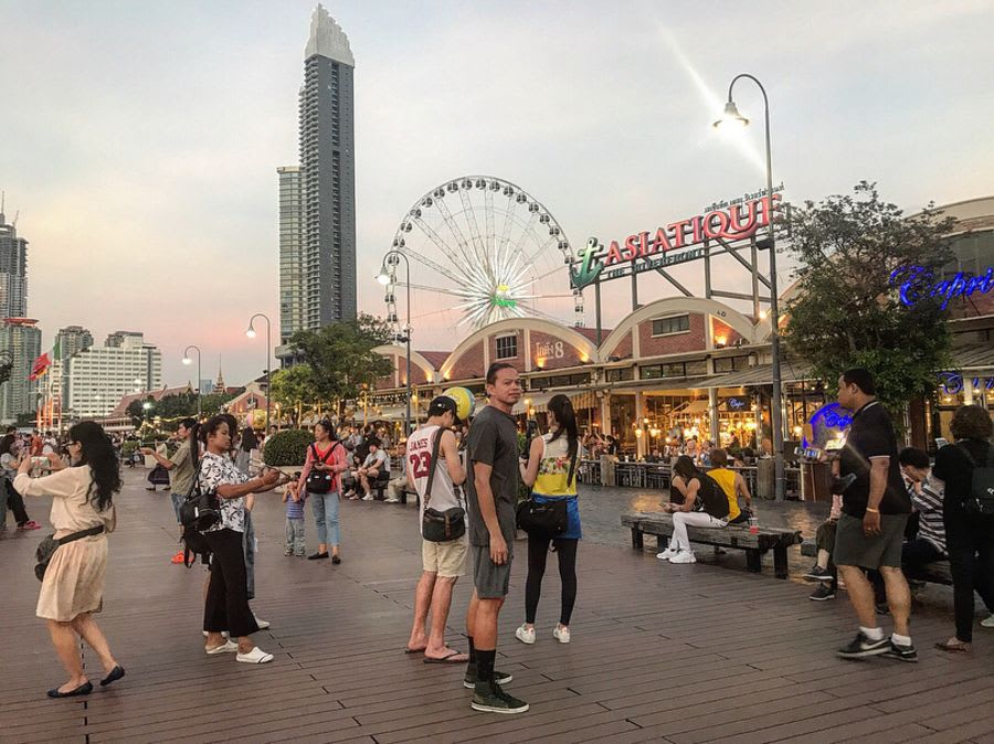 13 khu chợ đường phố bạn không nên bỏ lỡ khi đến Bangkok 16 asiatique the riverfront là một trong những khu chợ đường phố ở bangkok