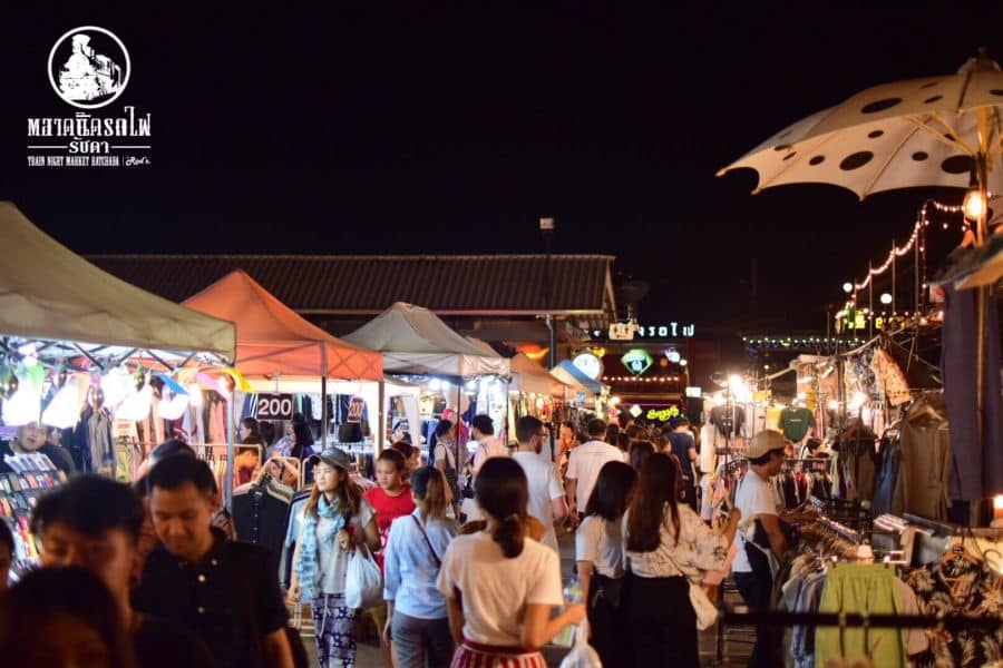 13 khu chợ đường phố bạn không nên bỏ lỡ khi đến Bangkok 21 chợ talad rot fai ratchada là một trong những khu chợ đường phố ở bangkok