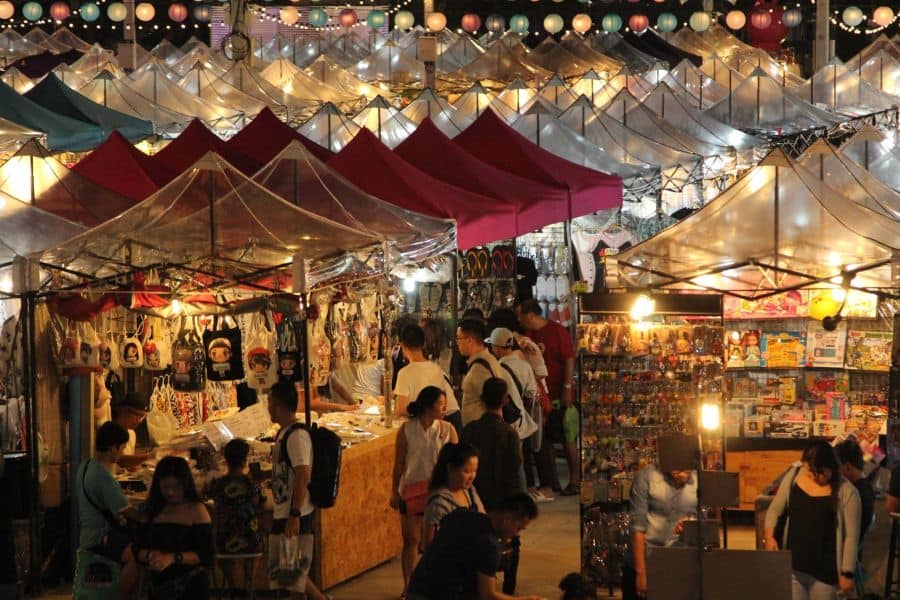 13 khu chợ đường phố bạn không nên bỏ lỡ khi đến Bangkok 23 chợ talad neon là một trong những khu chợ đường phố ở bangkok