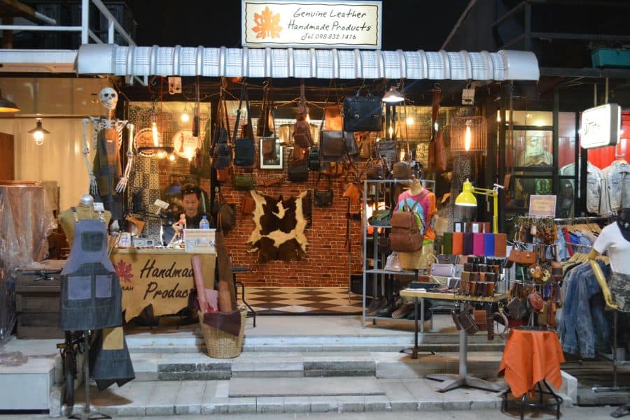 13 khu chợ đường phố bạn không nên bỏ lỡ khi đến Bangkok 28 mua sắm tại chợ đêm hua mum - một trong những khu chợ đường phố ở bangkok