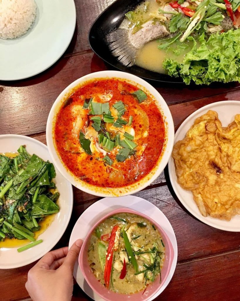 13 khu chợ đường phố bạn không nên bỏ lỡ khi đến Bangkok 7 thưởng thức ẩm thực thái tại chợ pratunam, một trong những khu chợ đường phố ở bangkok