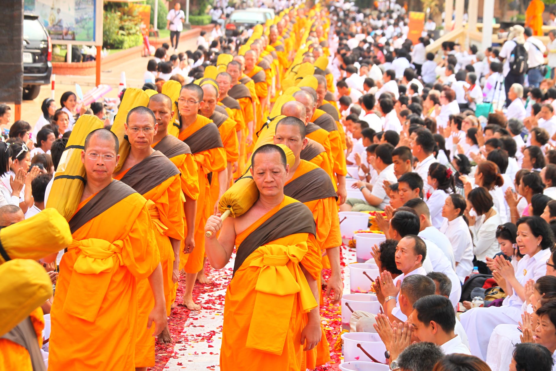 Cẩm nang du lịch hè Thái Lan một mình dành cho bạn nữ 9 du lịch thái lan một mình cho bạn nữ: sư thầy thái lan