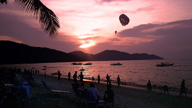 kinh nghiá»m du lá»ch penang: tắm biá»n batu ferringhi