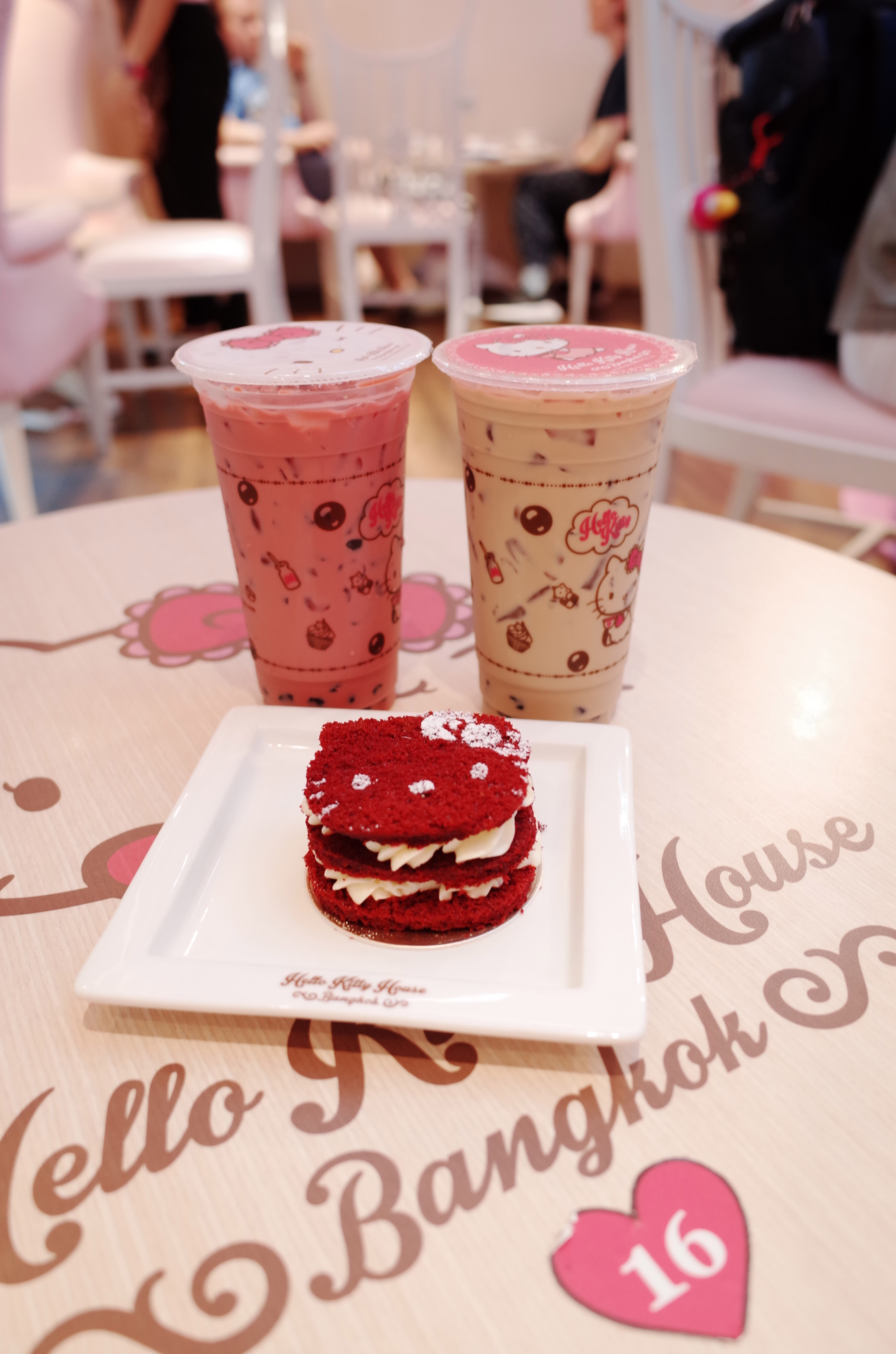 Sống lại thuở thơ bé tại Hello Kitty House ở Bangkok 8 trà sữa và bánh tại hello kitty house bangkok