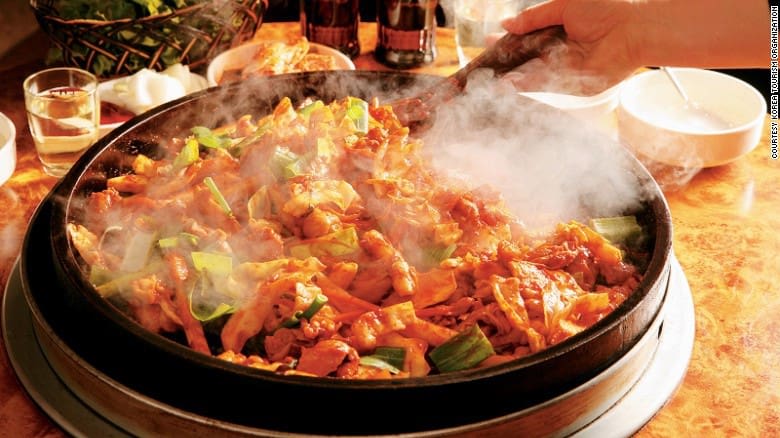 Hướng dẫn vi vu khắp Seoul chỉ với chưa đến 50K 4 món ttakgalbi tại trạm sinchon
