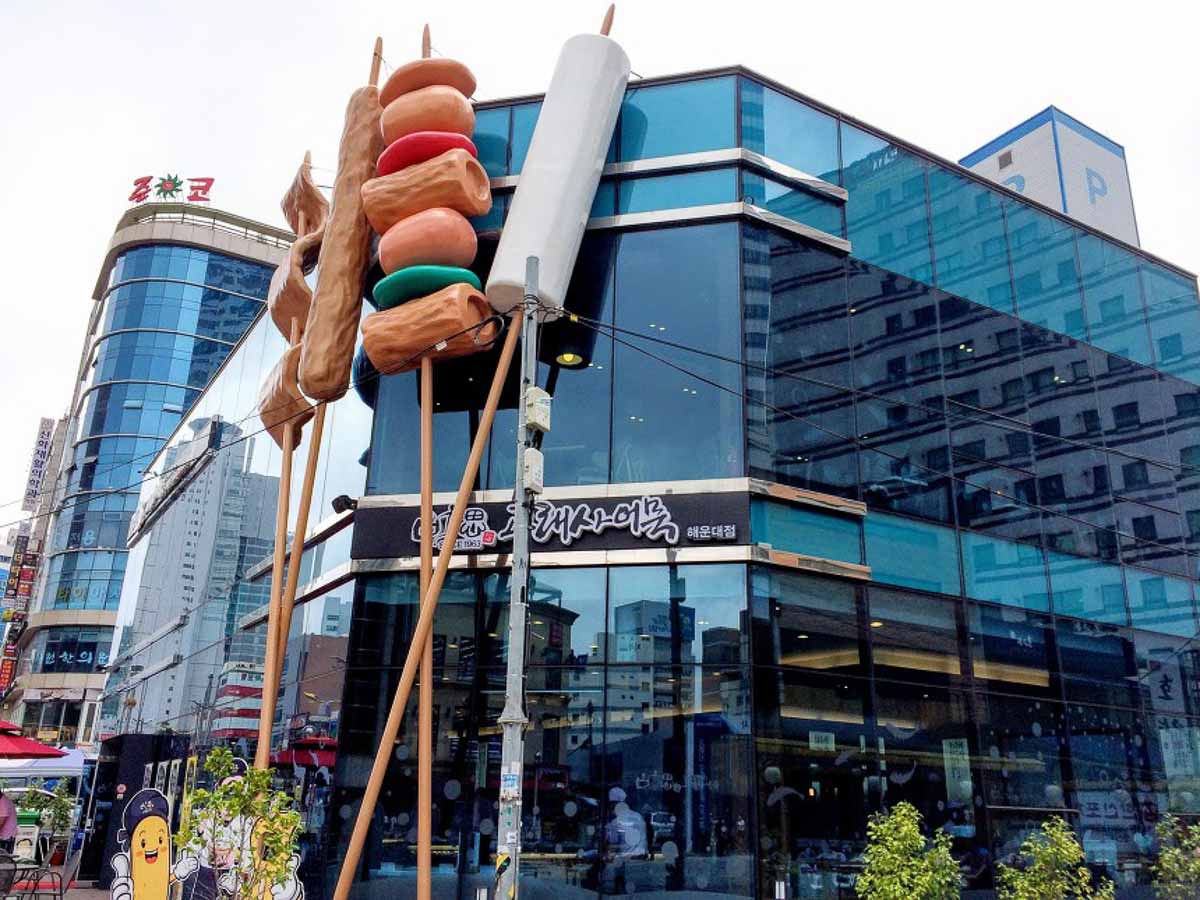 nhà hàng Busan Goraesa Fishcake Haeundae nhìn từ bên ngoài