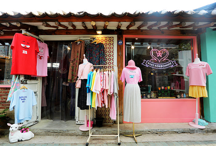 các quán quần áo tại hẻm hanok