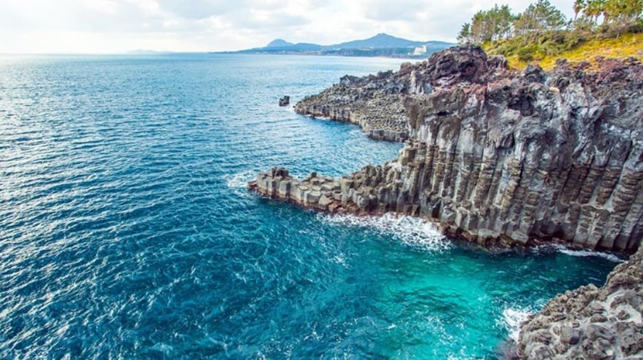 Nên mua gì về làm quà tặng khi đi du lịch Jeju? 2 bãi đá và biển của đảo jeju