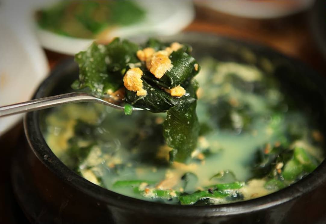 Nên mua gì về làm quà tặng khi đi du lịch Jeju? 11 canh rong biển ở đảo jeju