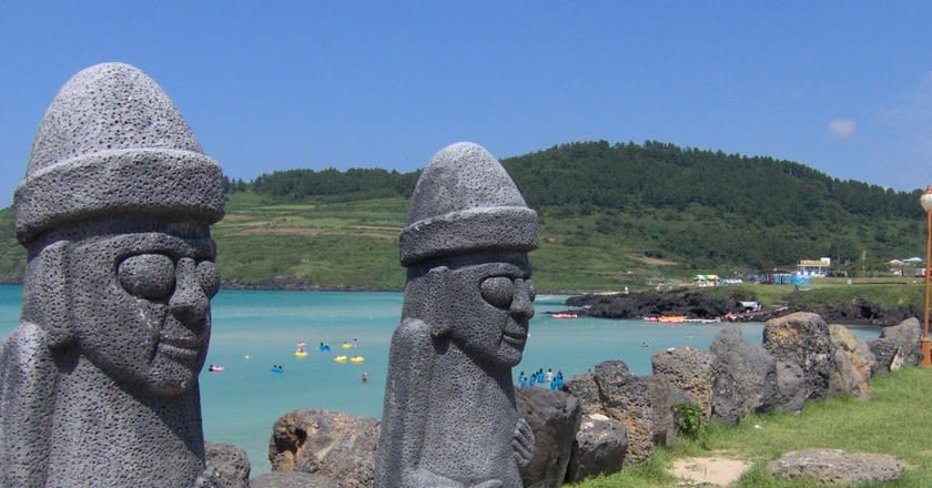 Nên mua gì về làm quà tặng khi đi du lịch Jeju? 3 tượng đá dol hareubang của đảo jeju