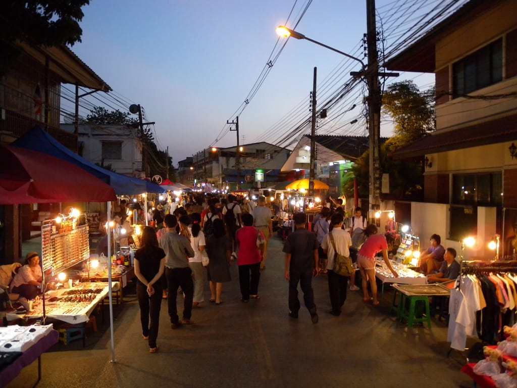 Lịch trình 5N4Đ khám phá Chiang Mai dễ dàng, tiết kiệm 16 các gian hàng dọc chợ đêm thứ bảy