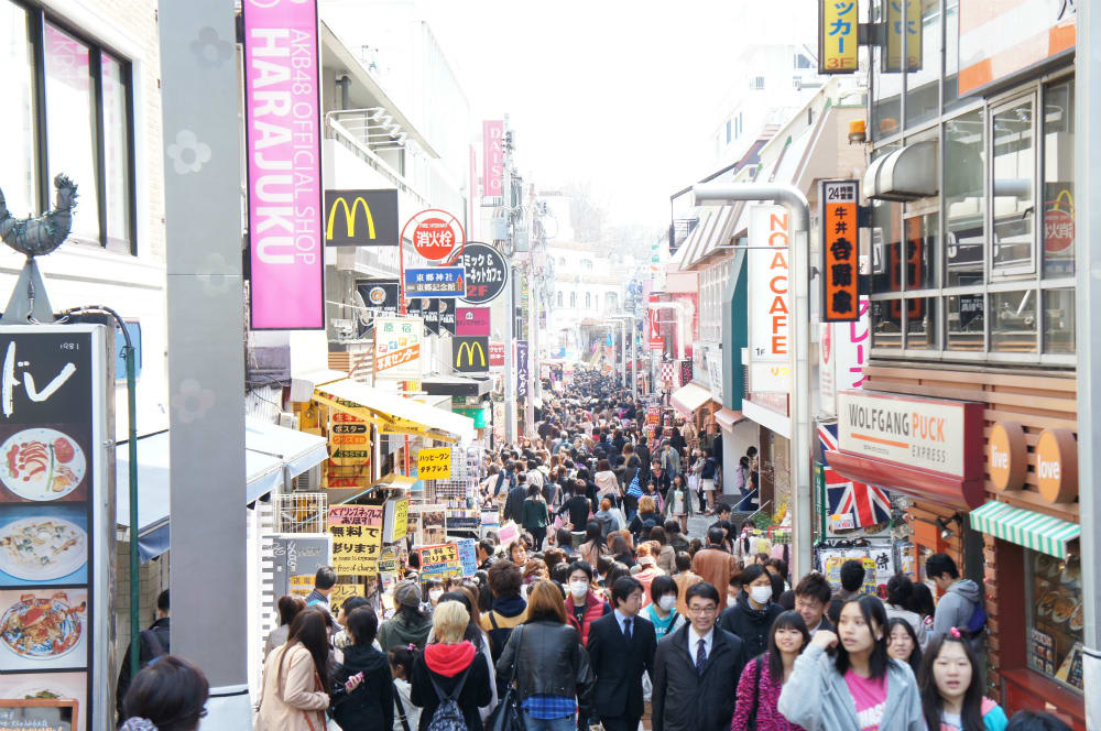 con đường đông đúc tại tokyo