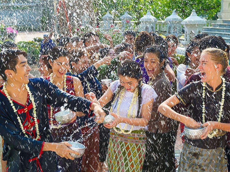 Bỏ túi 5 địa điểm có thể “quẩy” hết mình tại lễ hội Songkran Thái Lan 4 tan huong le hoi te nuoc noi tieng songkran o thai lan10