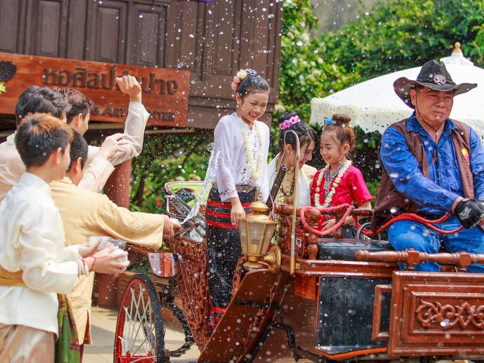 Bỏ túi 5 địa điểm có thể “quẩy” hết mình tại lễ hội Songkran Thái Lan 9 tan huong le hoi te nuoc noi tieng songkran o thai lan3