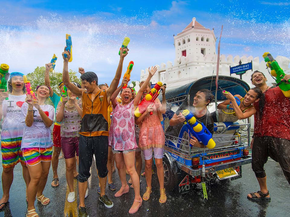 Bỏ túi 5 địa điểm có thể “quẩy” hết mình tại lễ hội Songkran Thái Lan 5 tan huong le hoi te nuoc noi tieng songkran o thai lan4
