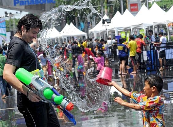 Bỏ túi 5 địa điểm có thể “quẩy” hết mình tại lễ hội Songkran Thái Lan 11 tan huong le hoi te nuoc noi tieng songkran o thai lan8
